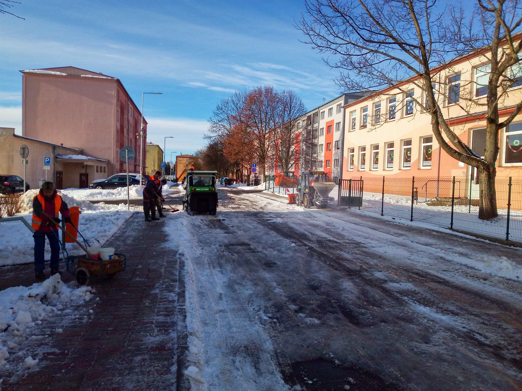 pohled na zimní úklid chodníků v ulici Karla Čapka Habartov