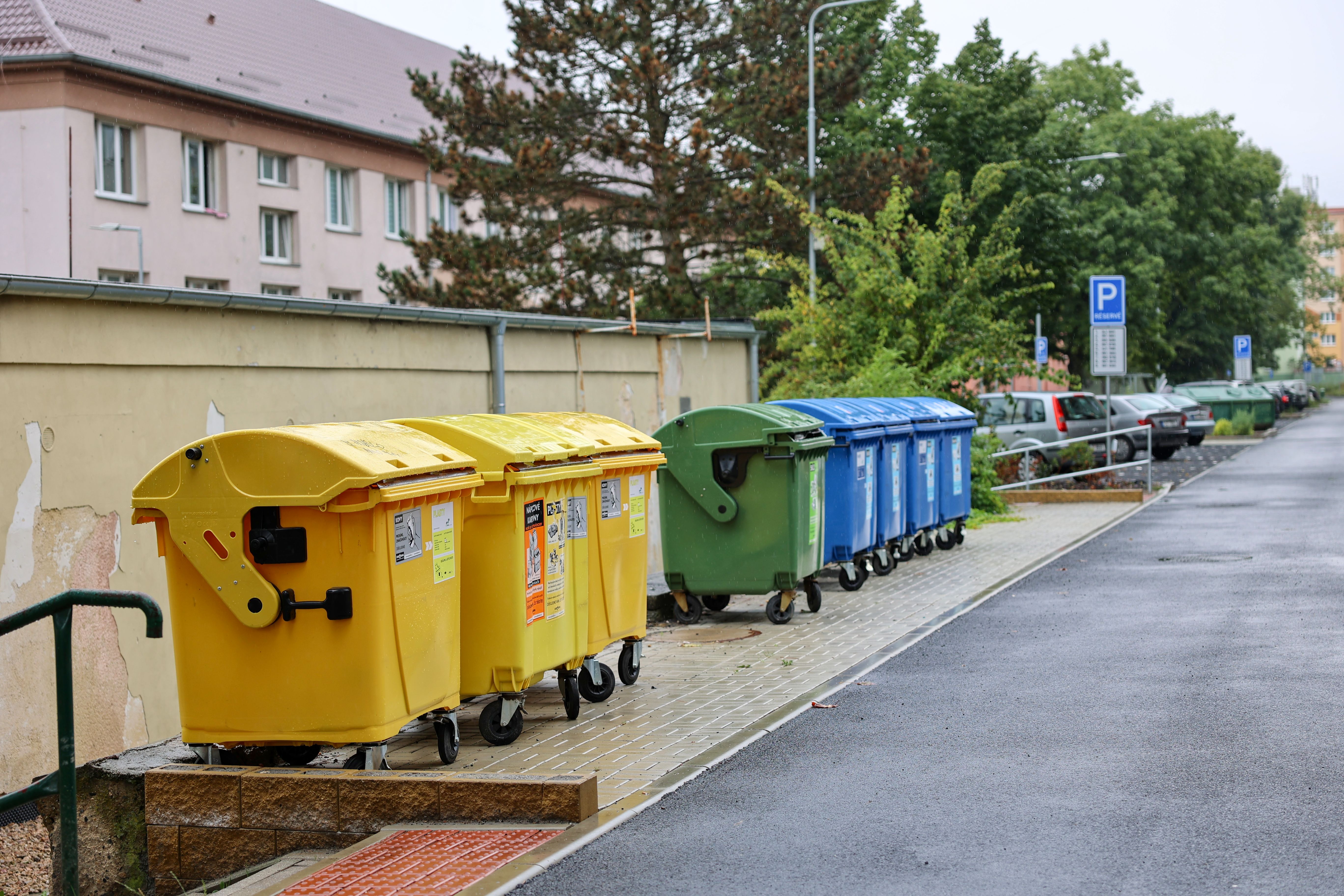 popelnice na tříděný odpad v ulici Gagarinova Habartov