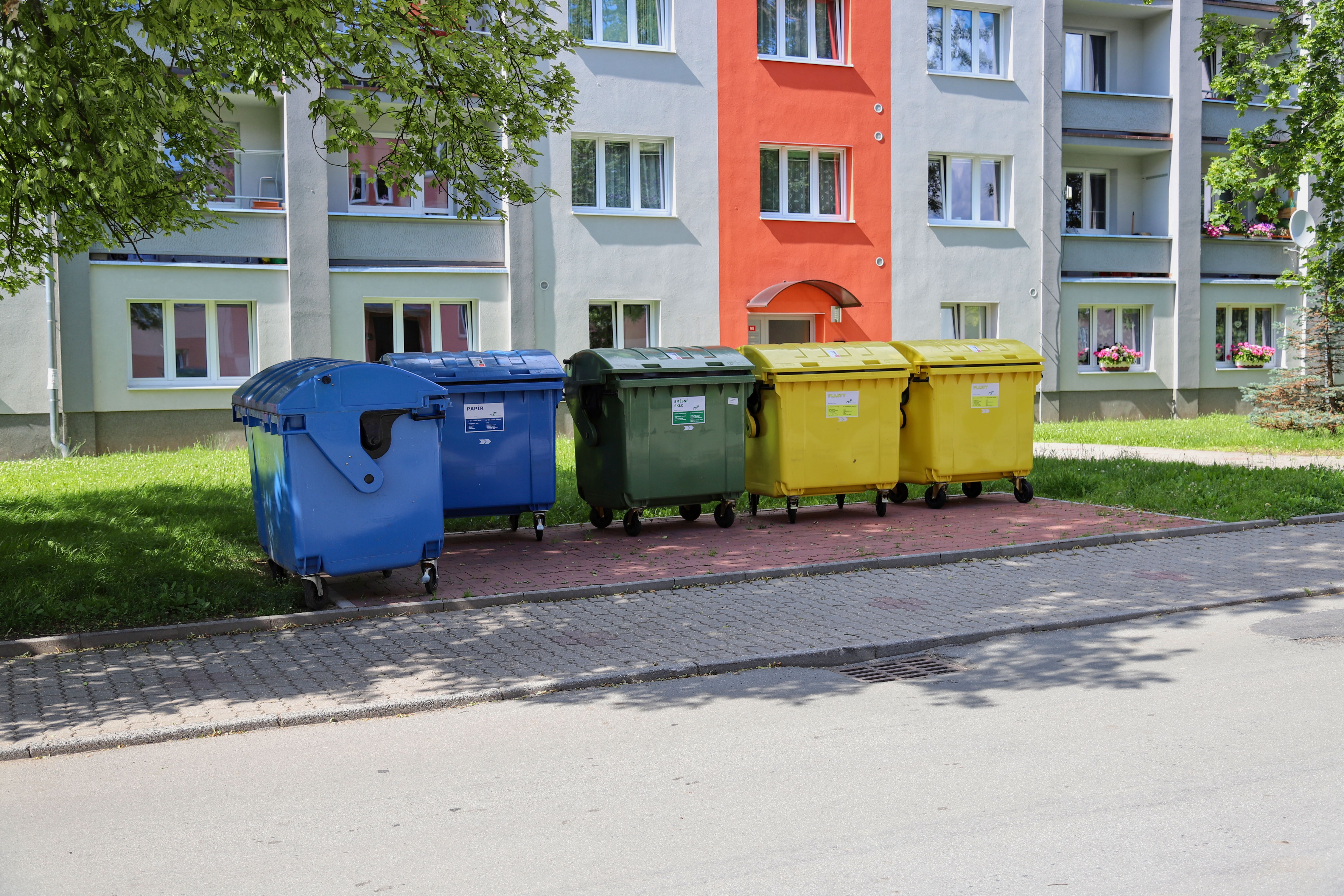 kontejnery na tříděný odpad ulice karla čapka habartov