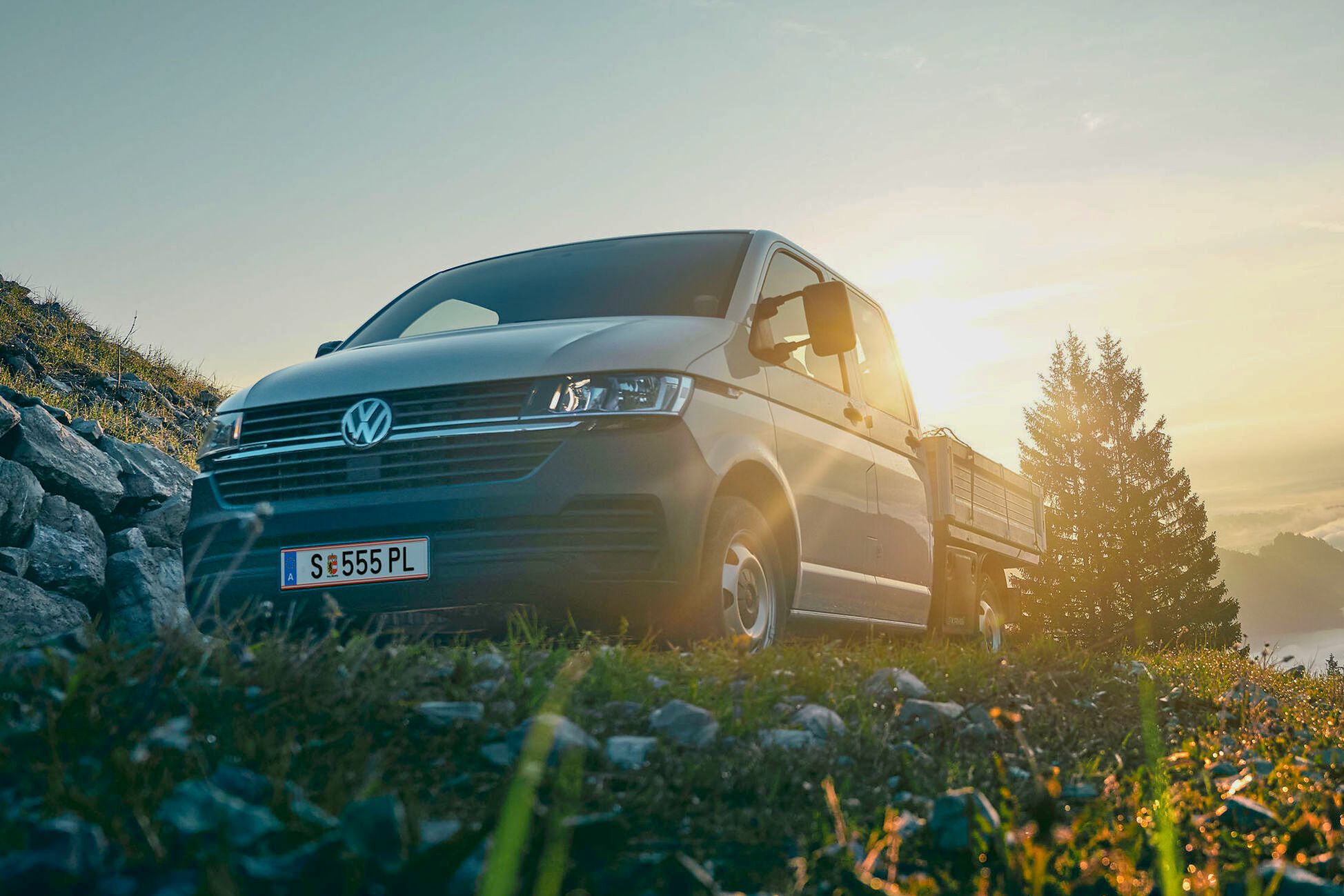 užitkové vozidlo volkswagen transporter s korbou