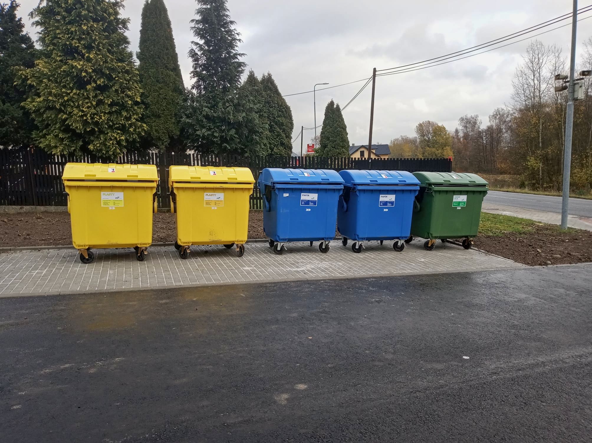 kontejnery na tříděný odpad v ulici sokolovská Habartov