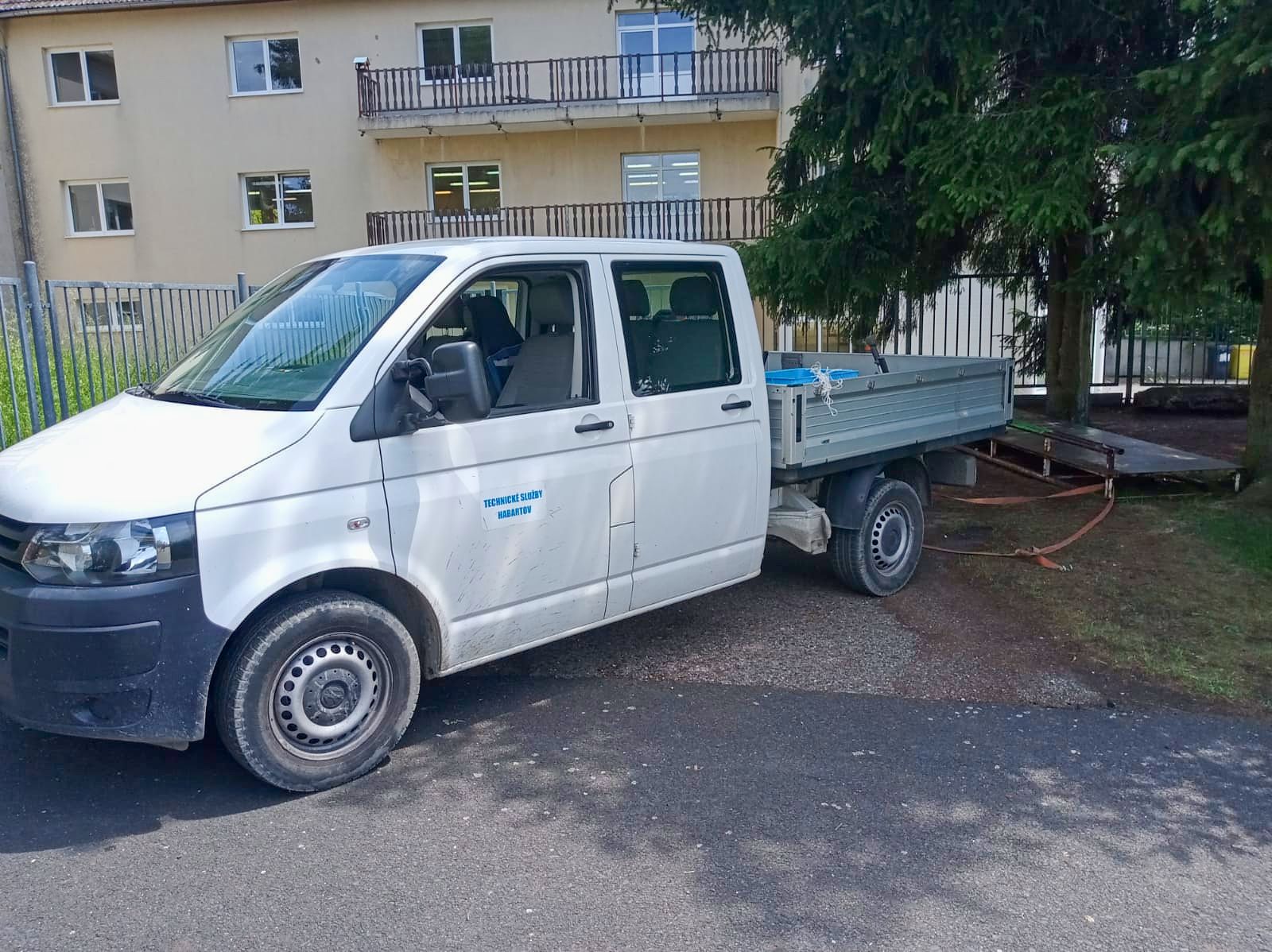 užitkové vozidlo  volkswagen transporter s korbou