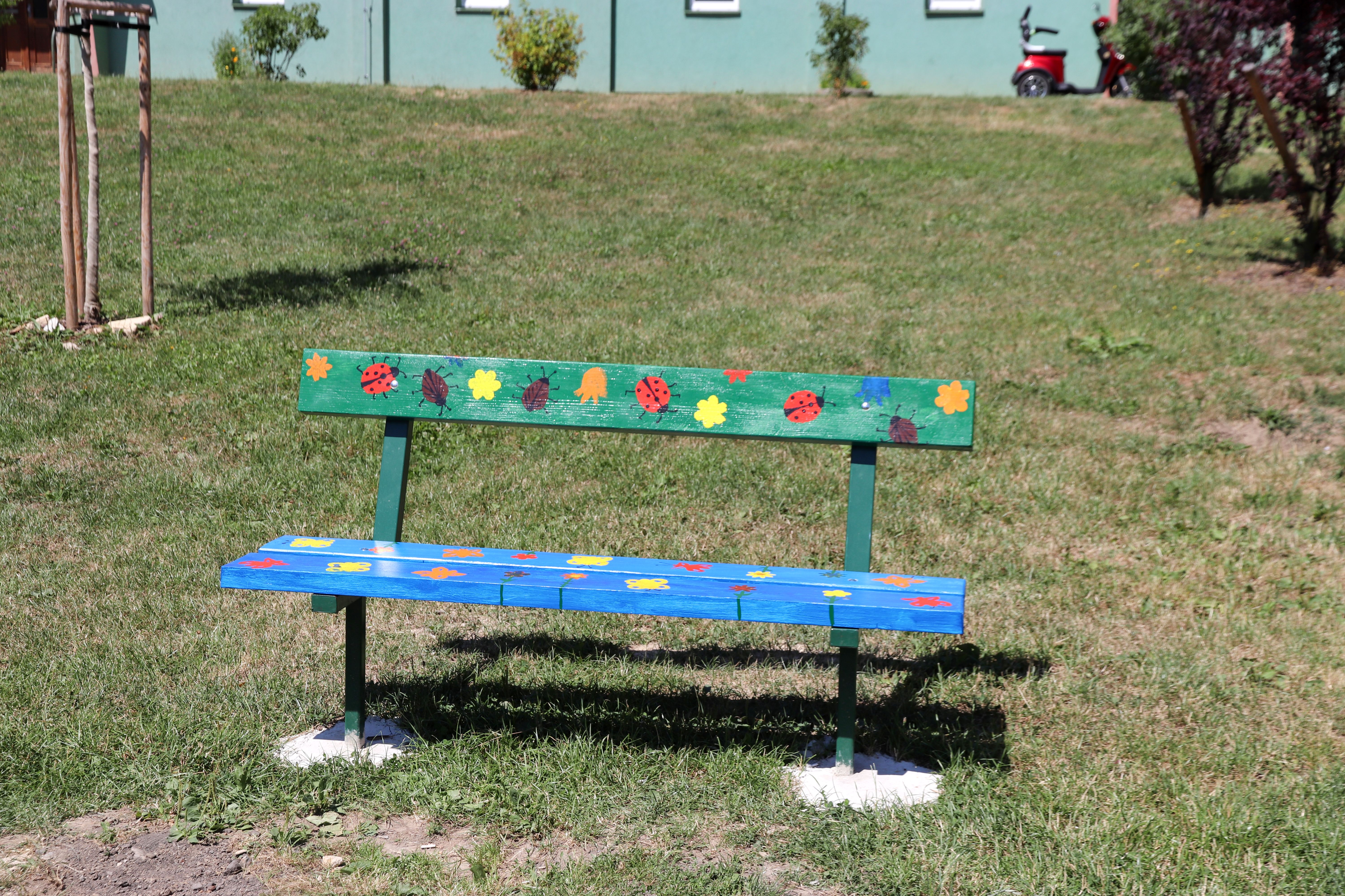 detailní záběr lavičky dětského pískoviště s hravým dekorem 'beruška'